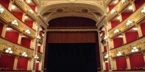 Al teatro Rossetti “Il Demiurgo” con regia e allestimento di Ugo De Vita